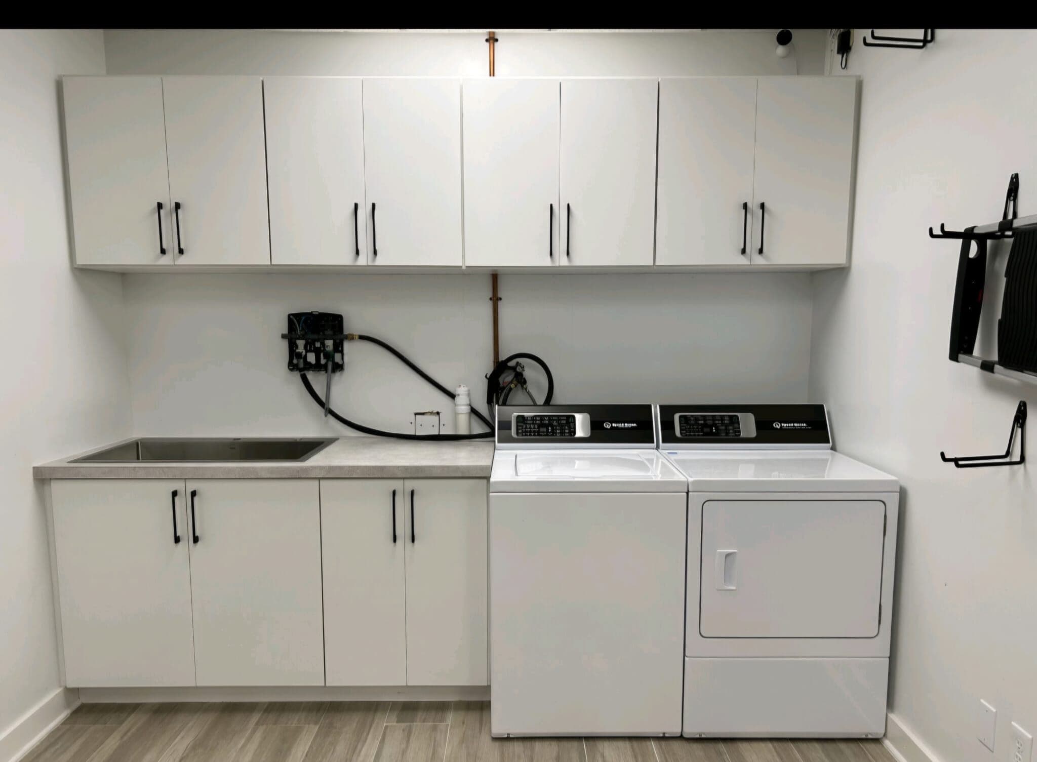 Laundry room cabinetry by COPLASA
